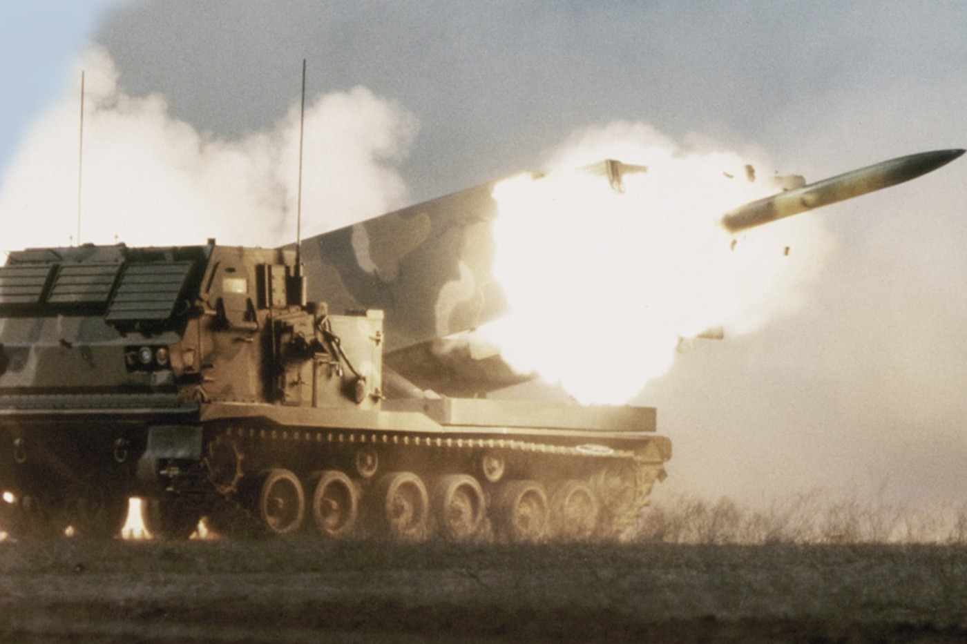 M270 MLRS: гусенична реактивна система, два контейнери та цифрове управління вогнем